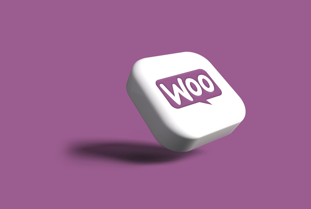 woo라는 단어가 새겨진 보라색과 흰색 사각형