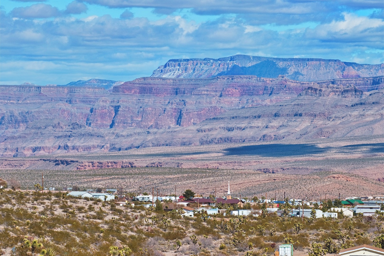 Scenic desert landscape near Apache Junction with mountains and saguaro cacti