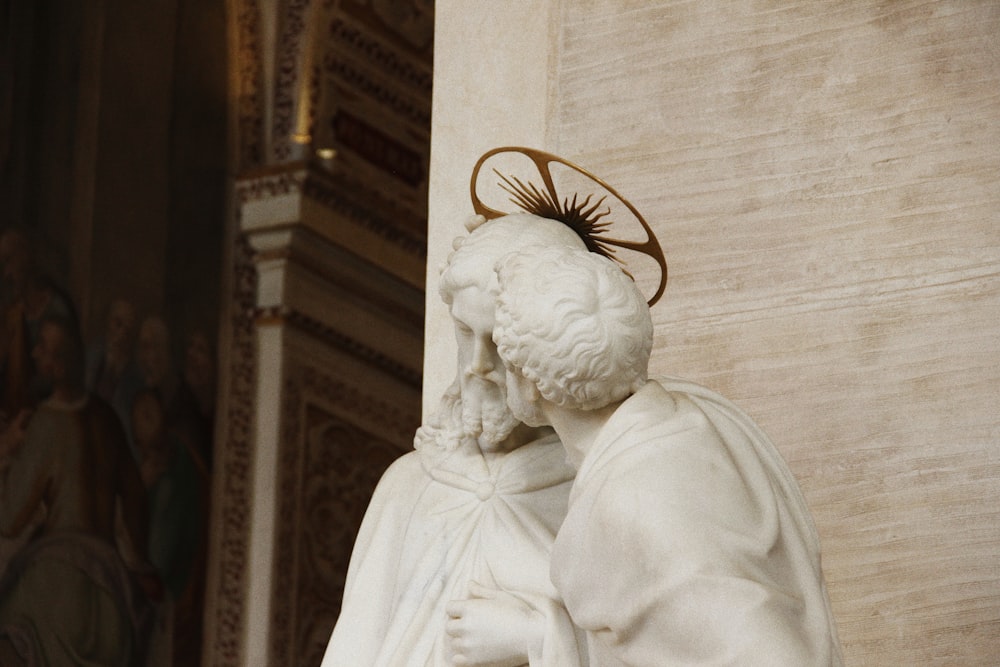 a statue of a man with a crown on his head