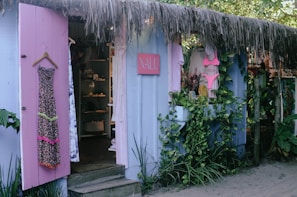 A cozy boutique storefront in Villa La Angostura with feminine pastel decorations.