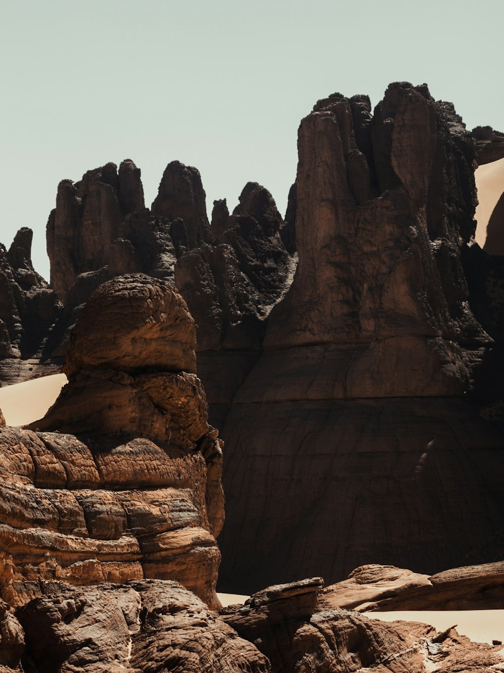 un paesaggio desertico con rocce e sabbia