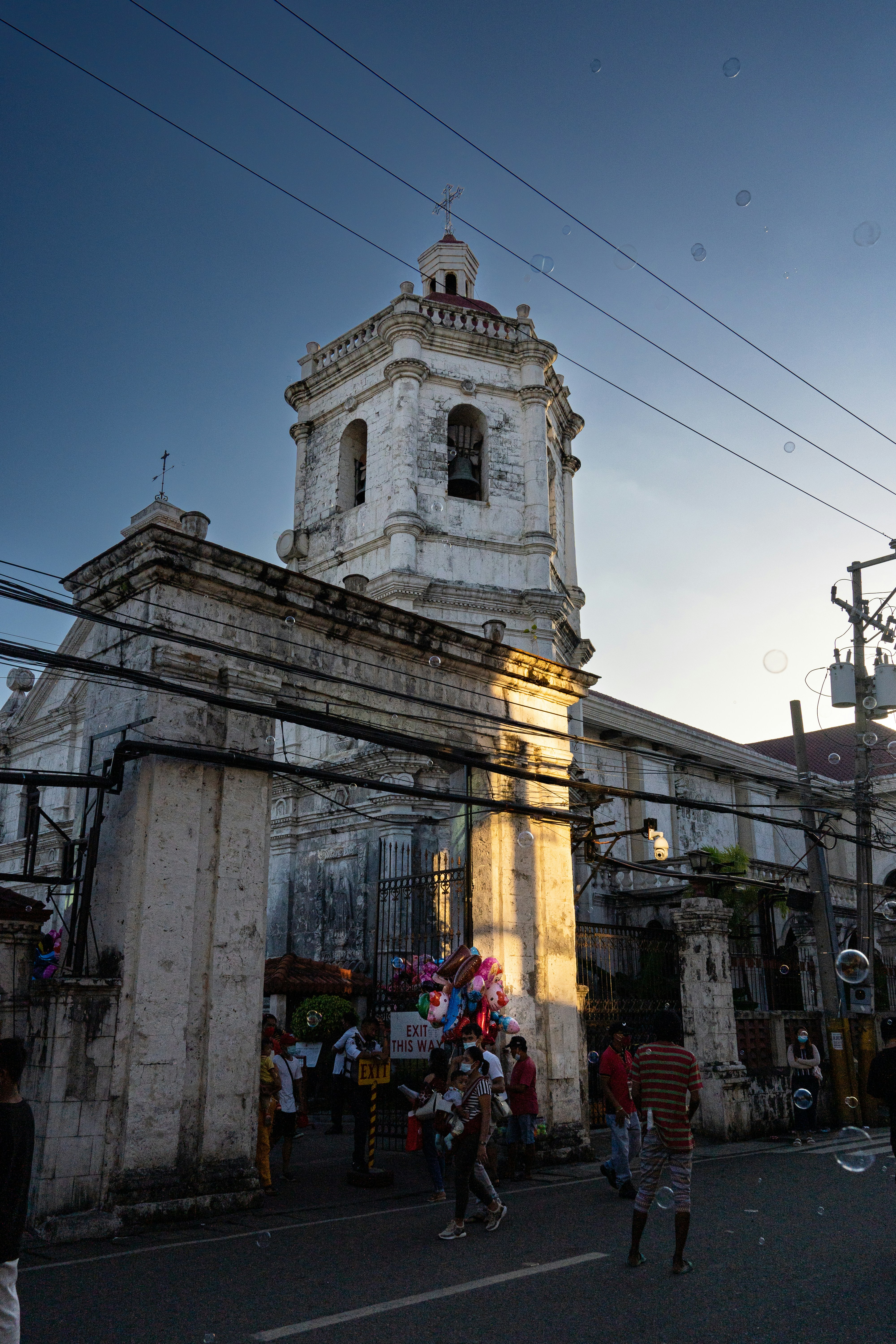 Un grand bâtiment blanc avec une tour de l’horloge