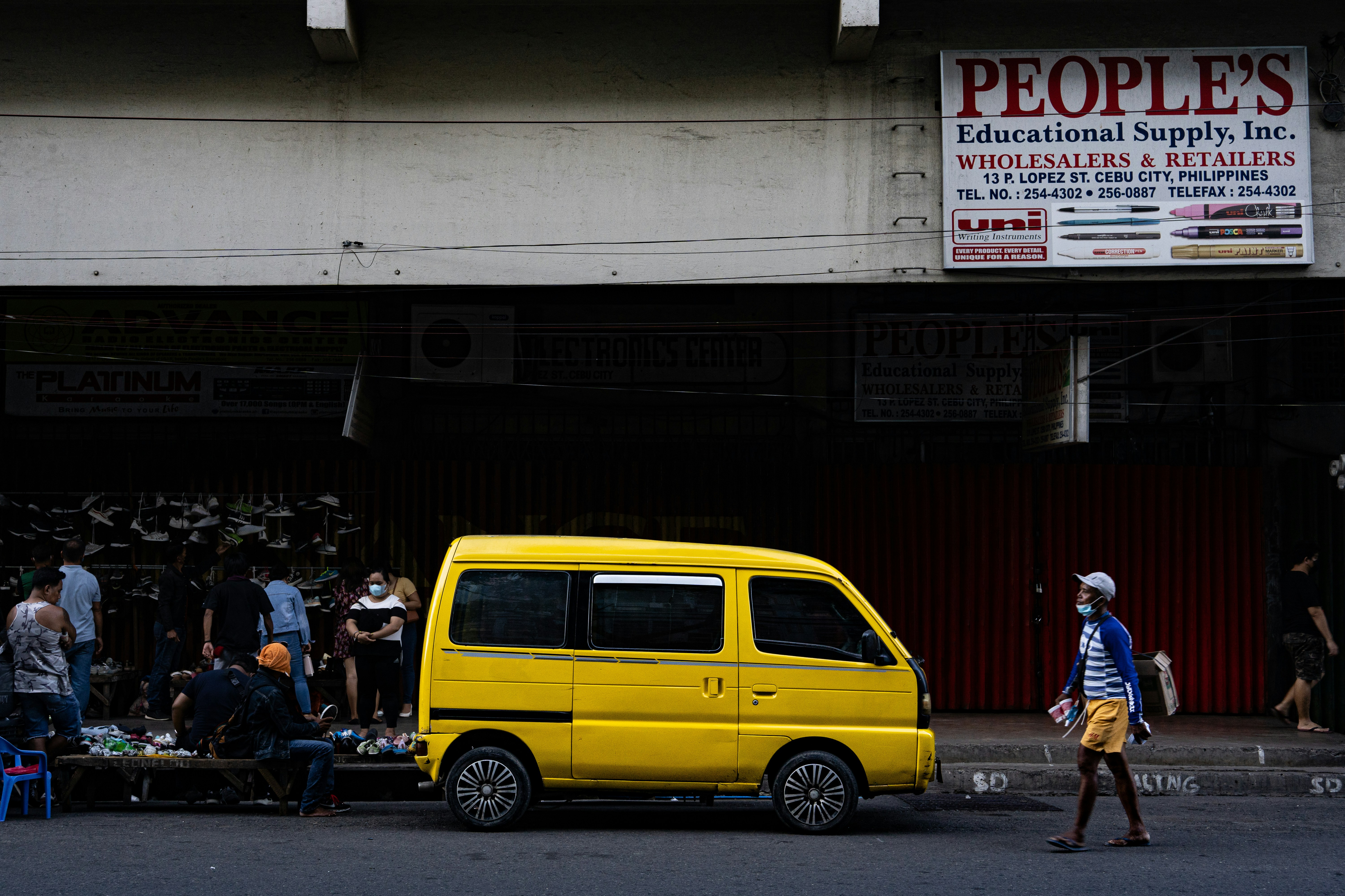 une camionnette jaune garée sur le bord d’une route