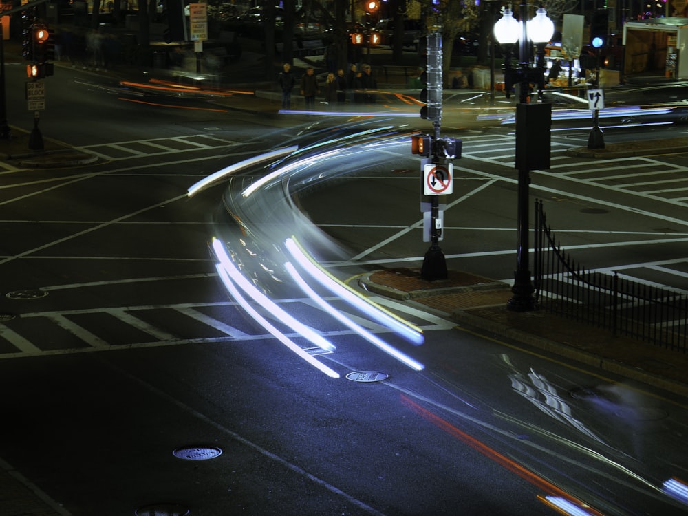 uma rua da cidade cheia de tráfego à noite