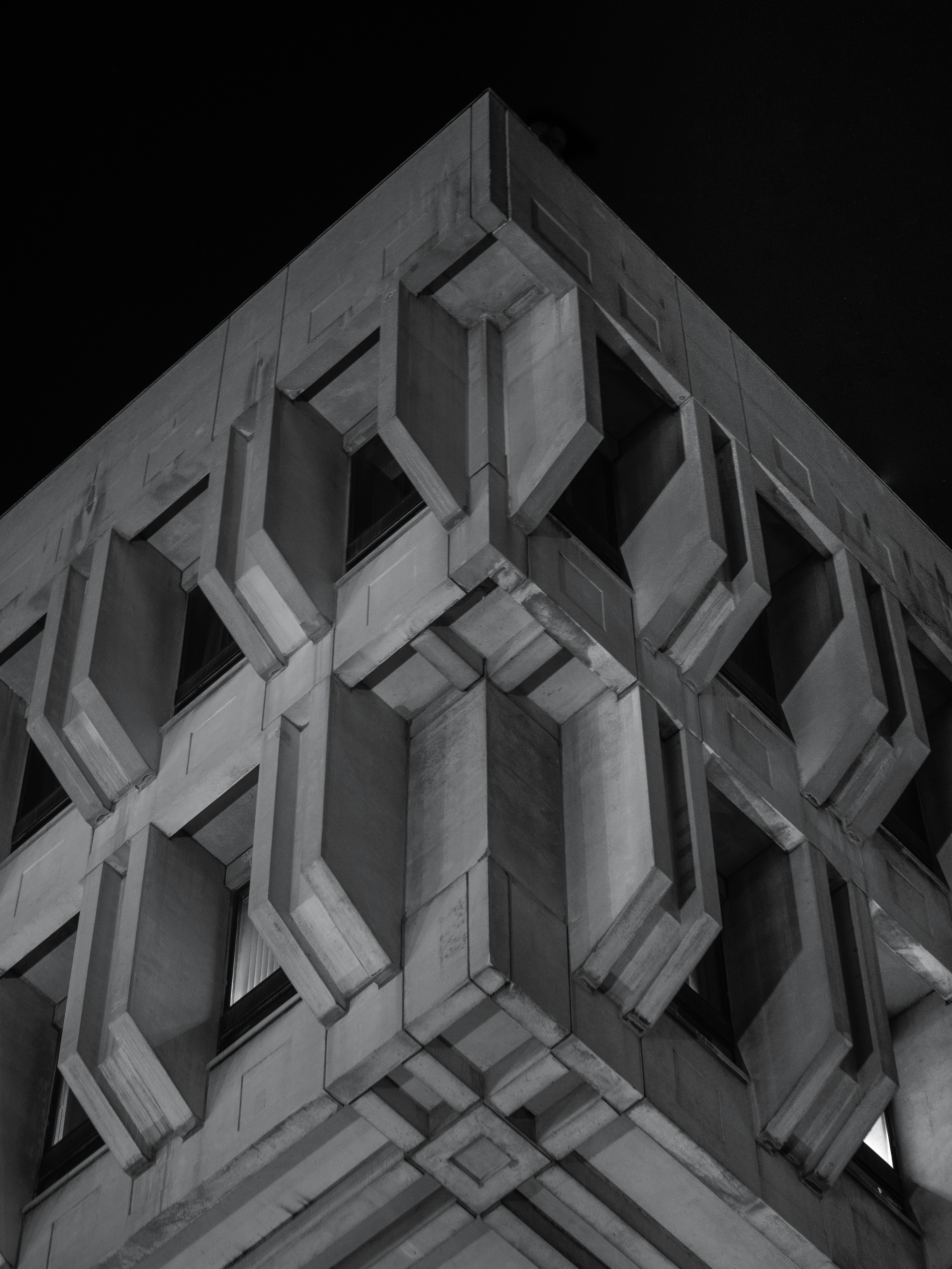 Un edificio muy alto con un montón de ventanas