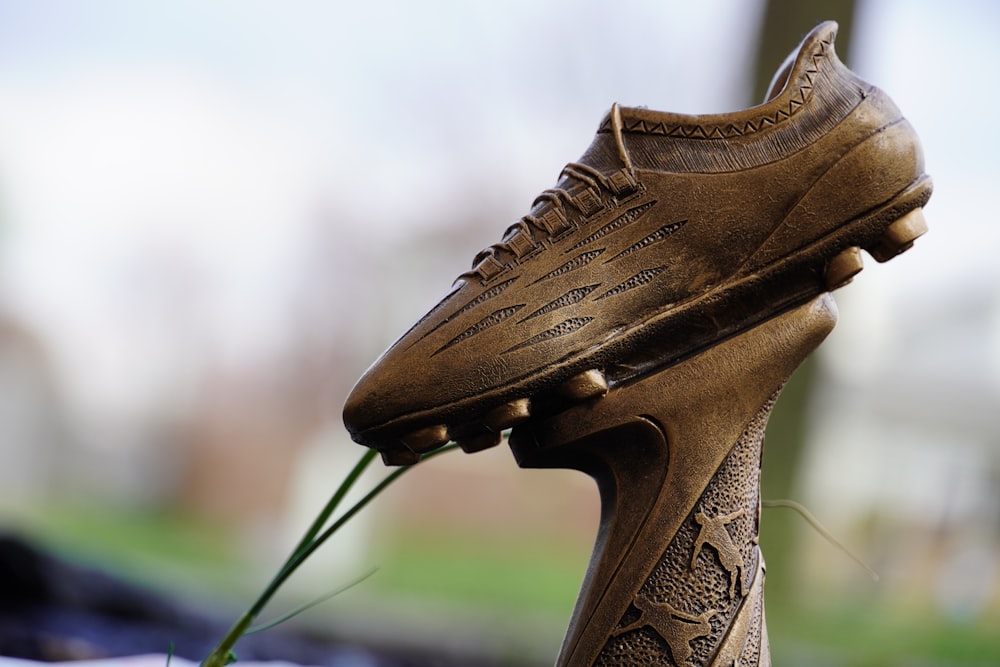 un primo piano di una scarpa con un fiore in esso