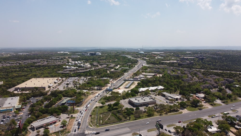 Une vue aérienne d’une ville très fréquentée