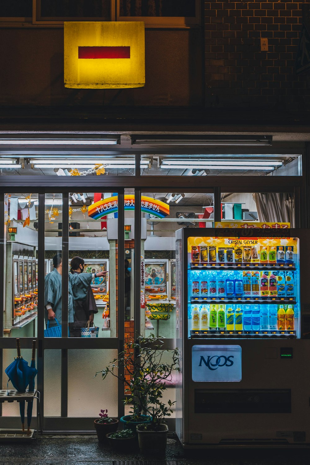 Ein Automat vor einem Geschäft in der Nacht