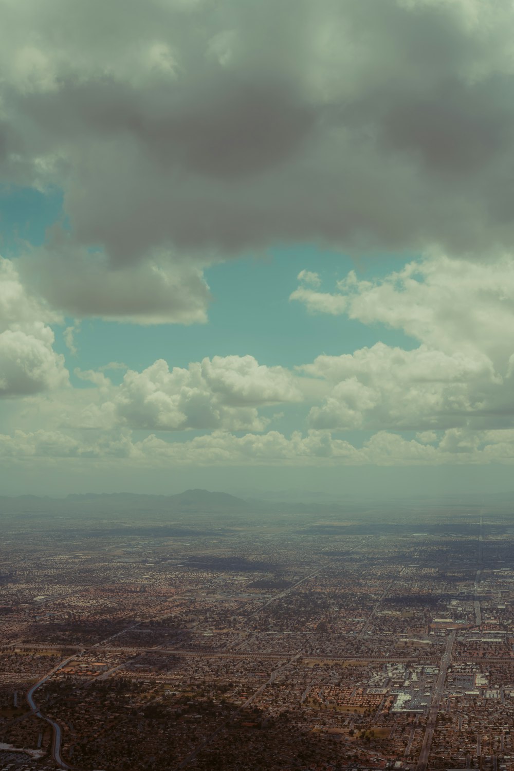 Blick auf eine Stadt aus dem Flugzeug