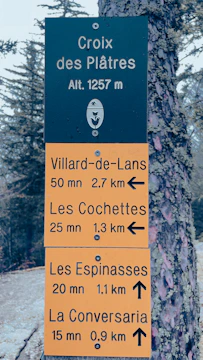 Map highlighting Grenoble-Isère and Île-de-France regions for hiking locations.