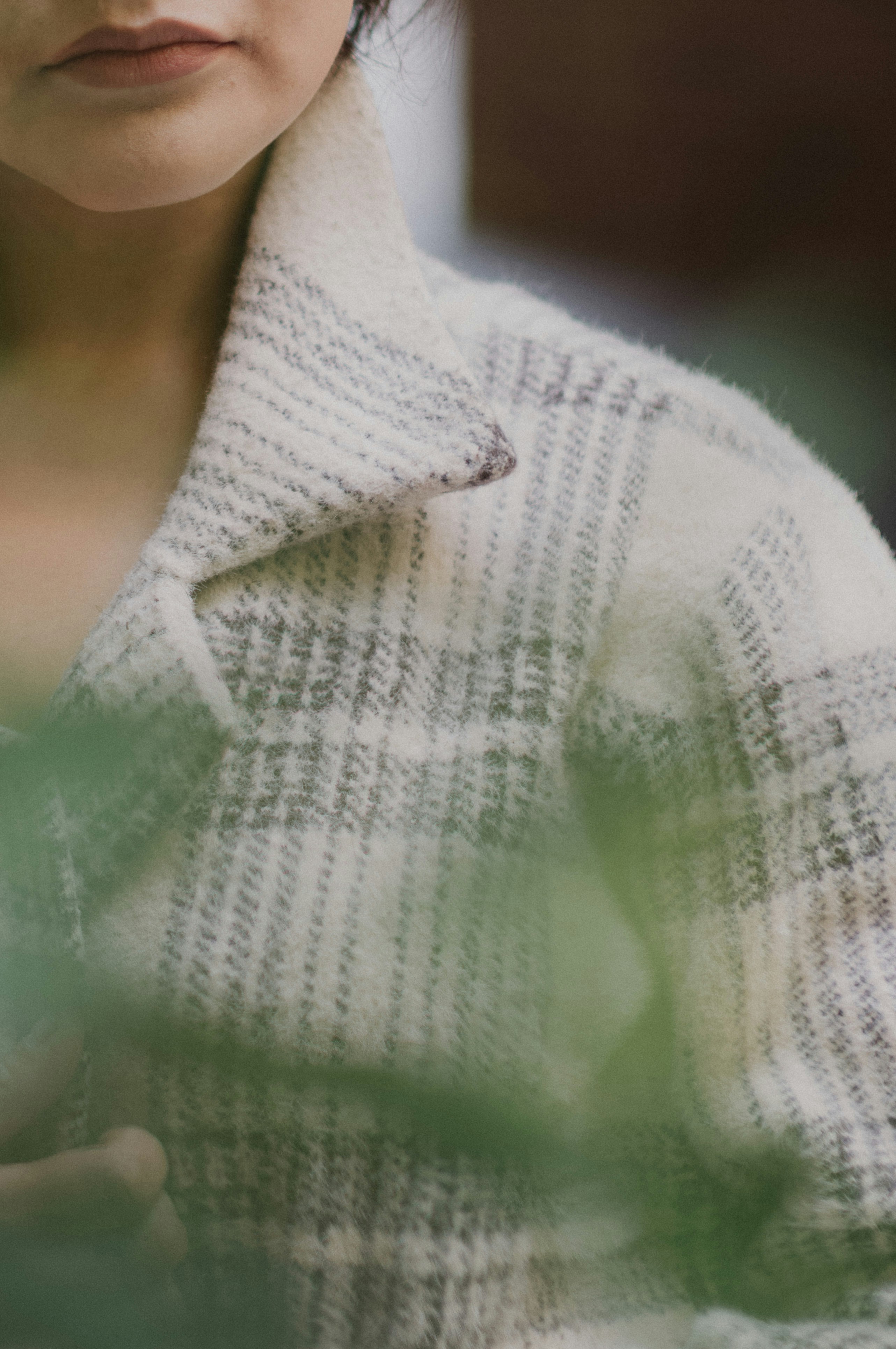 Une femme en blouse blanche regardant la caméra