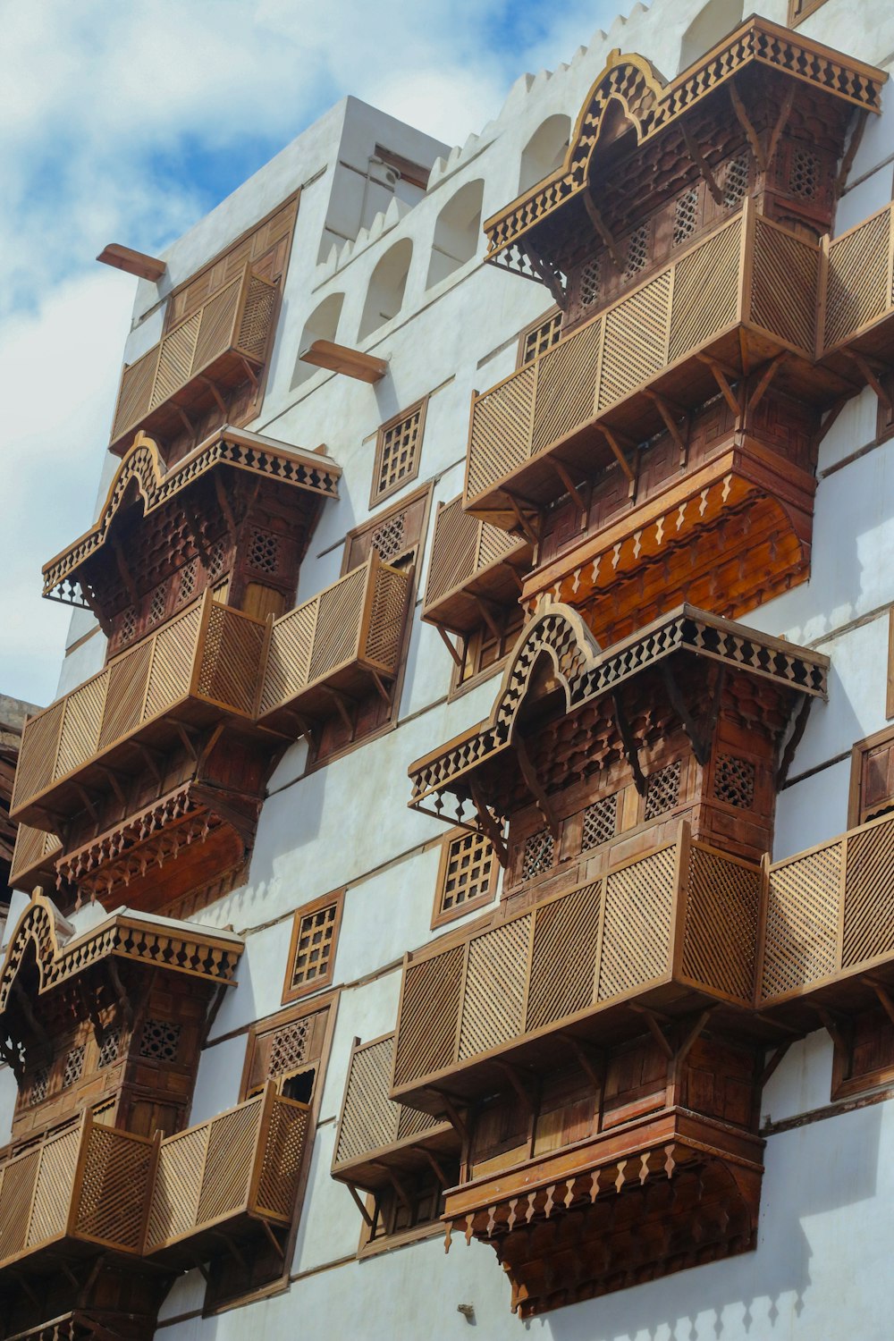 um edifício alto com muitas varandas nas varandas