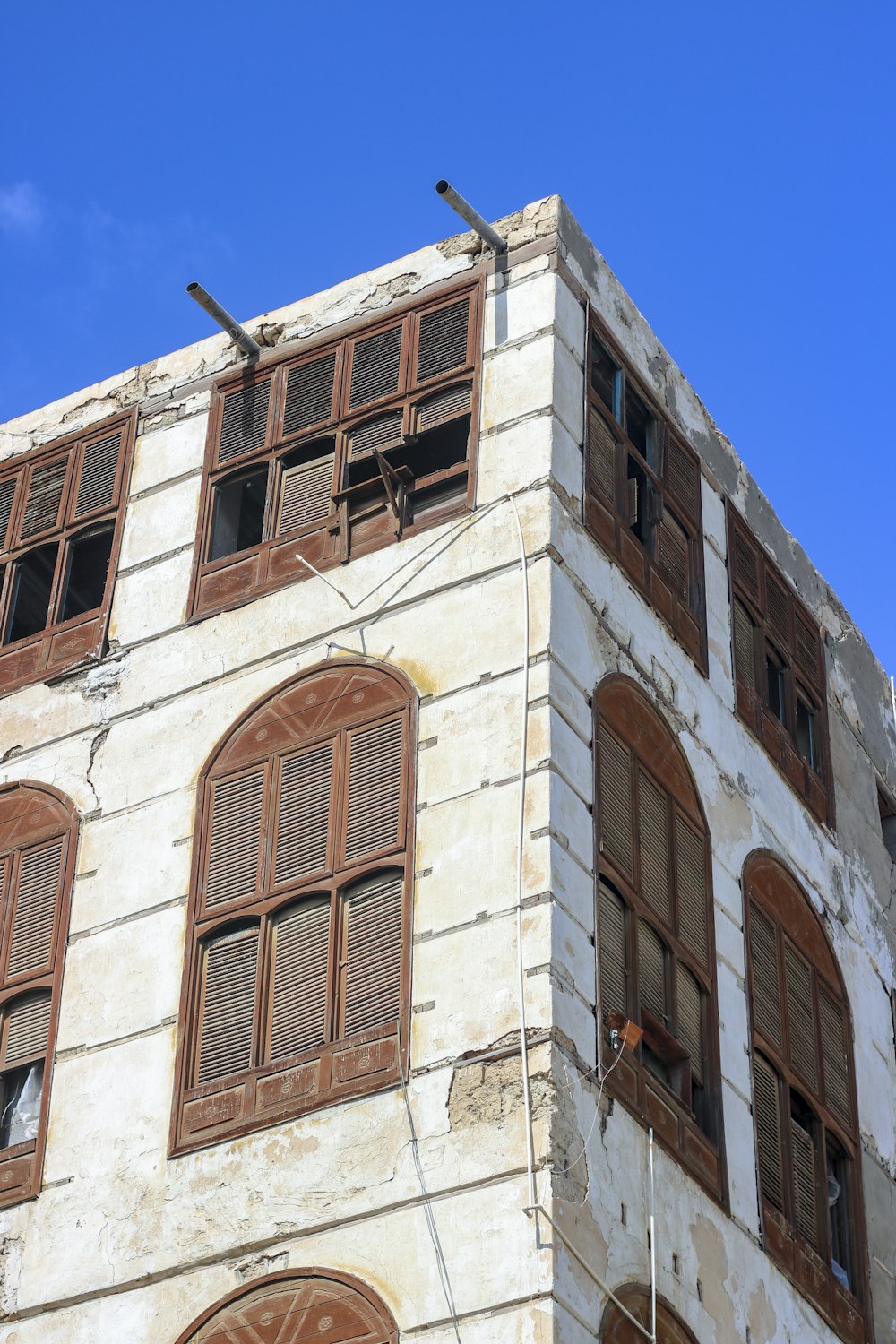 a tall building with lots of windows and a sky background