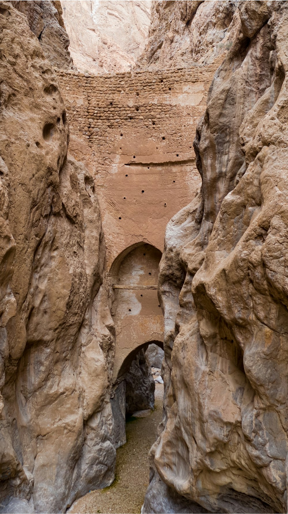 un tunnel étroit entre deux gros rochers