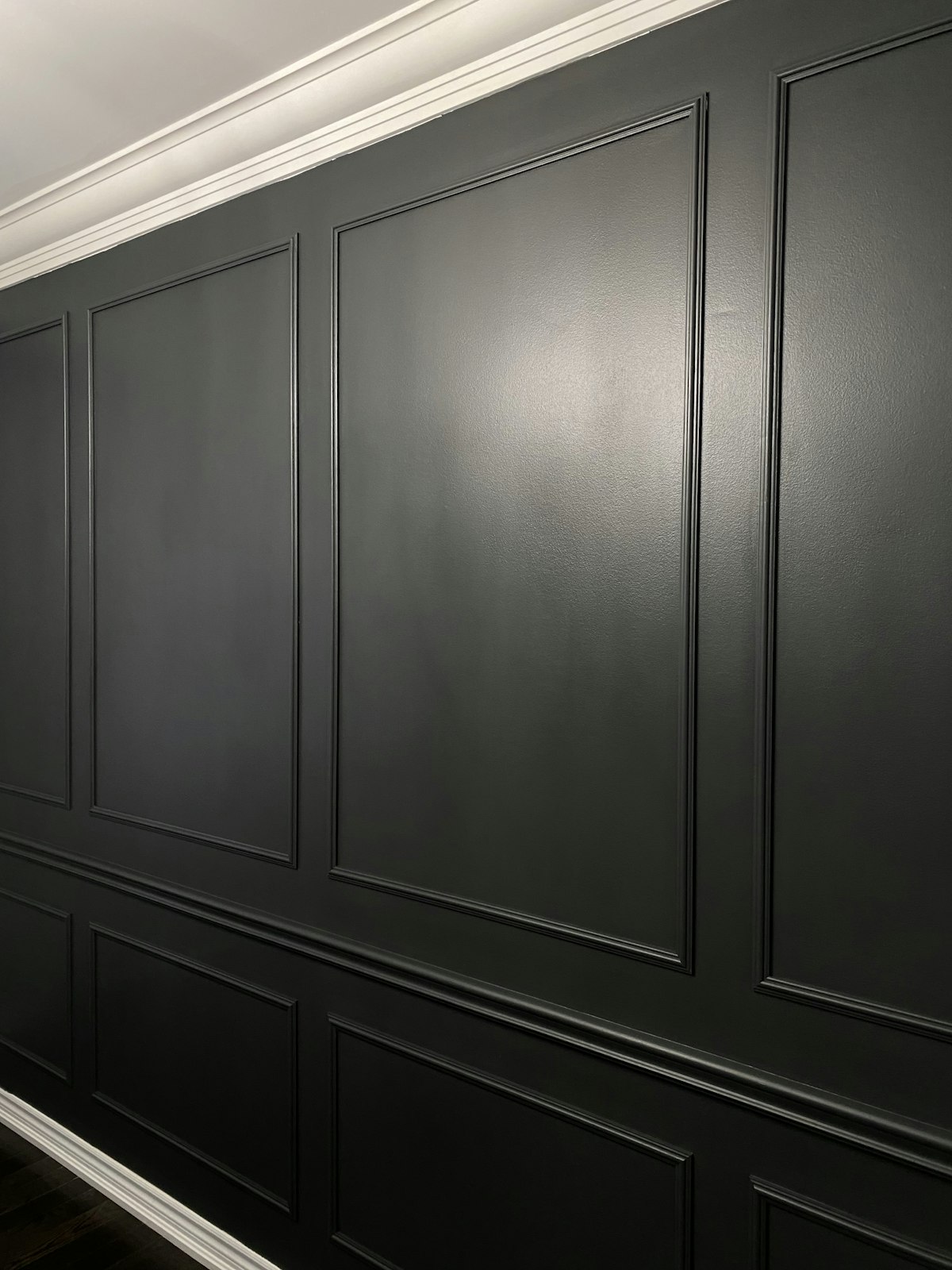Moldura de Gesso: Como o Detalhe Arquitetônico Está Redefinindo Tetos na Decoração de Alto Padrão