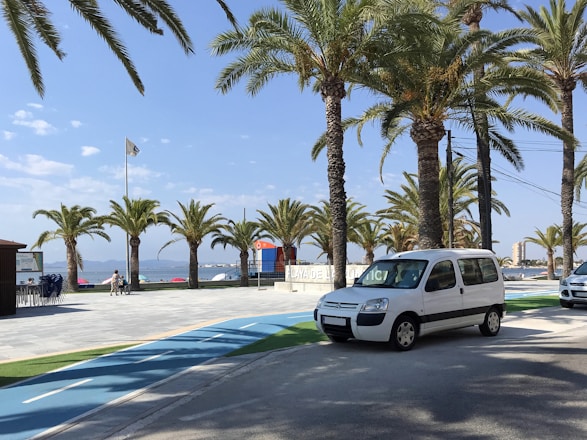 A comfortable van ready for a transfer from Natal to Pipa under a sunny sky.