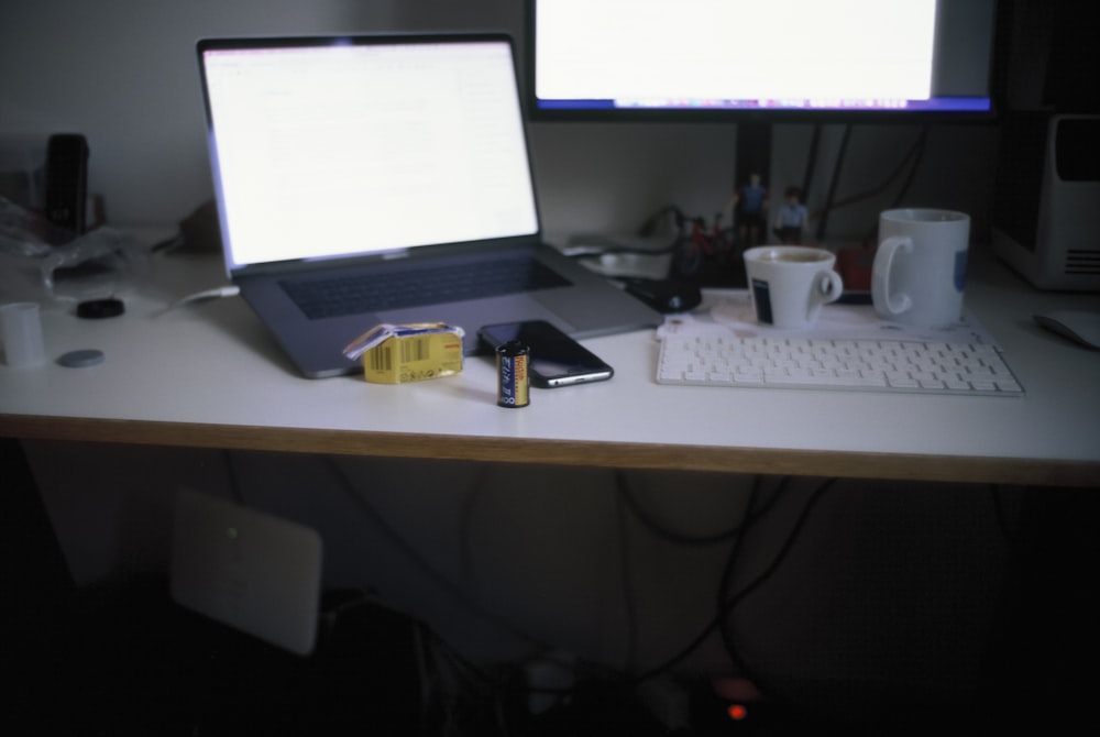 机の上に置かれたノートパソコン