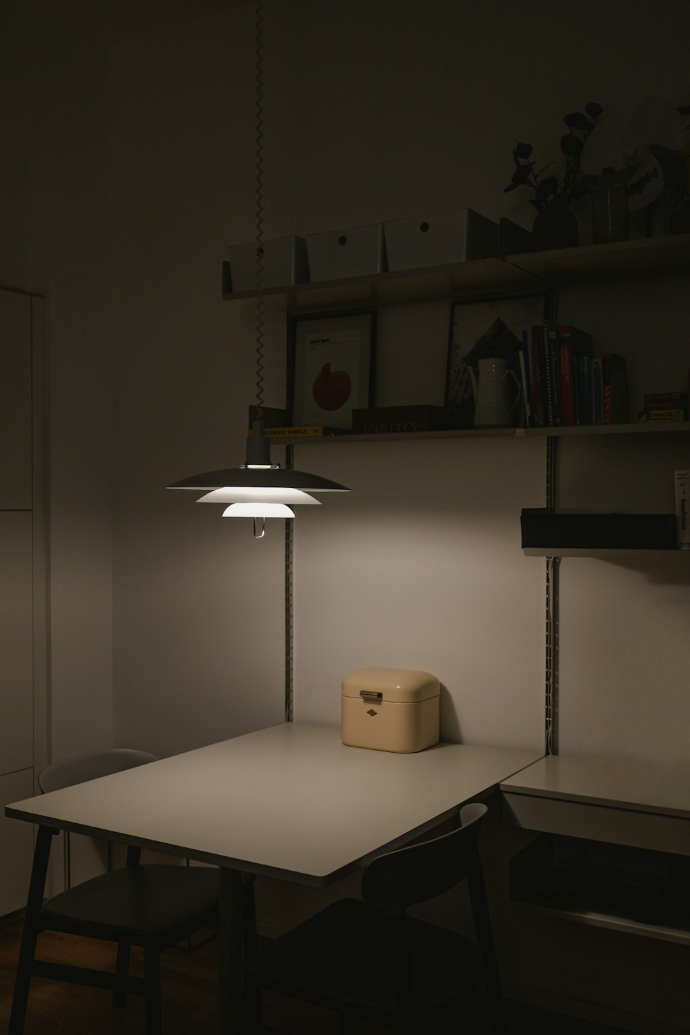 una mesa con una lámpara encima