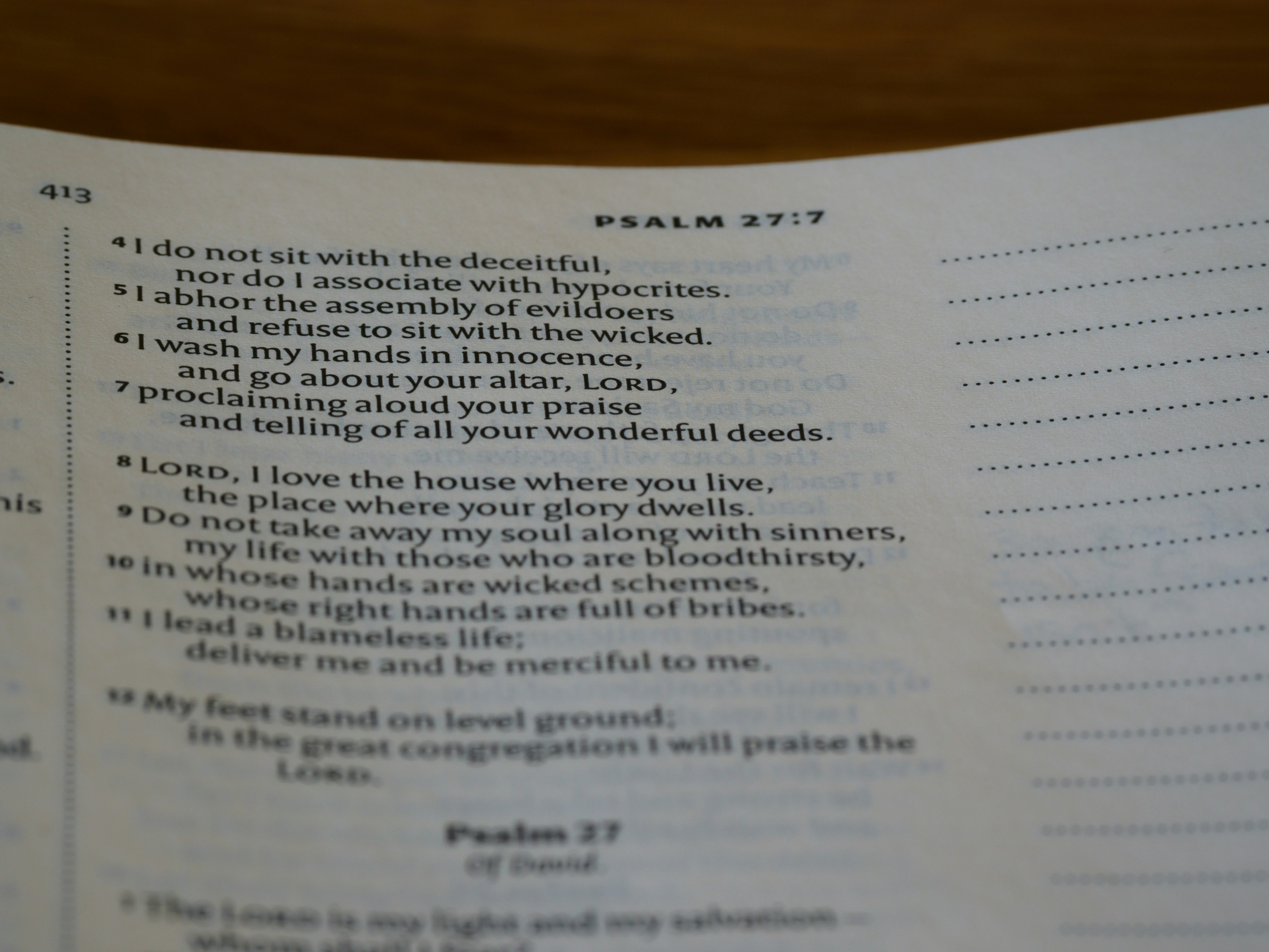 Eine Seite eines Buches mit einem Gedicht darauf