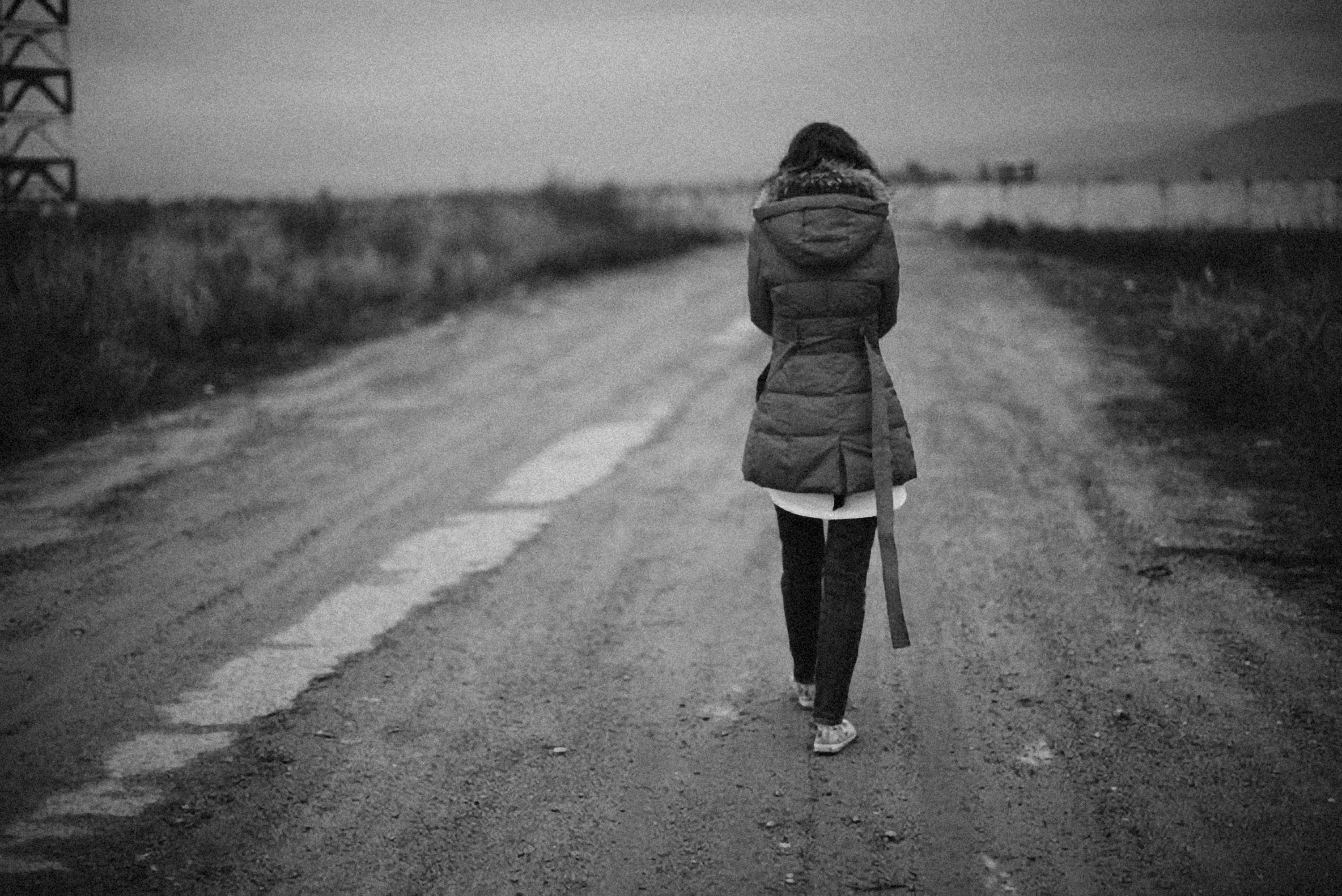 Tanınmaz hale gelen birine veda etmenin yarattığı duygusal ağırlığı ve yabancılaşmayı simgeleyen, puslu bir havada birbirinden uzaklaşan silüetler veya hüzünlü, düşünceli bir figür.