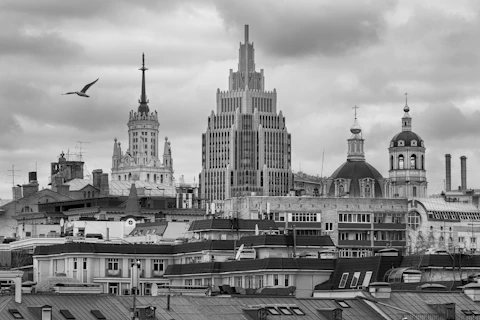 a black and white photo of a city skyline