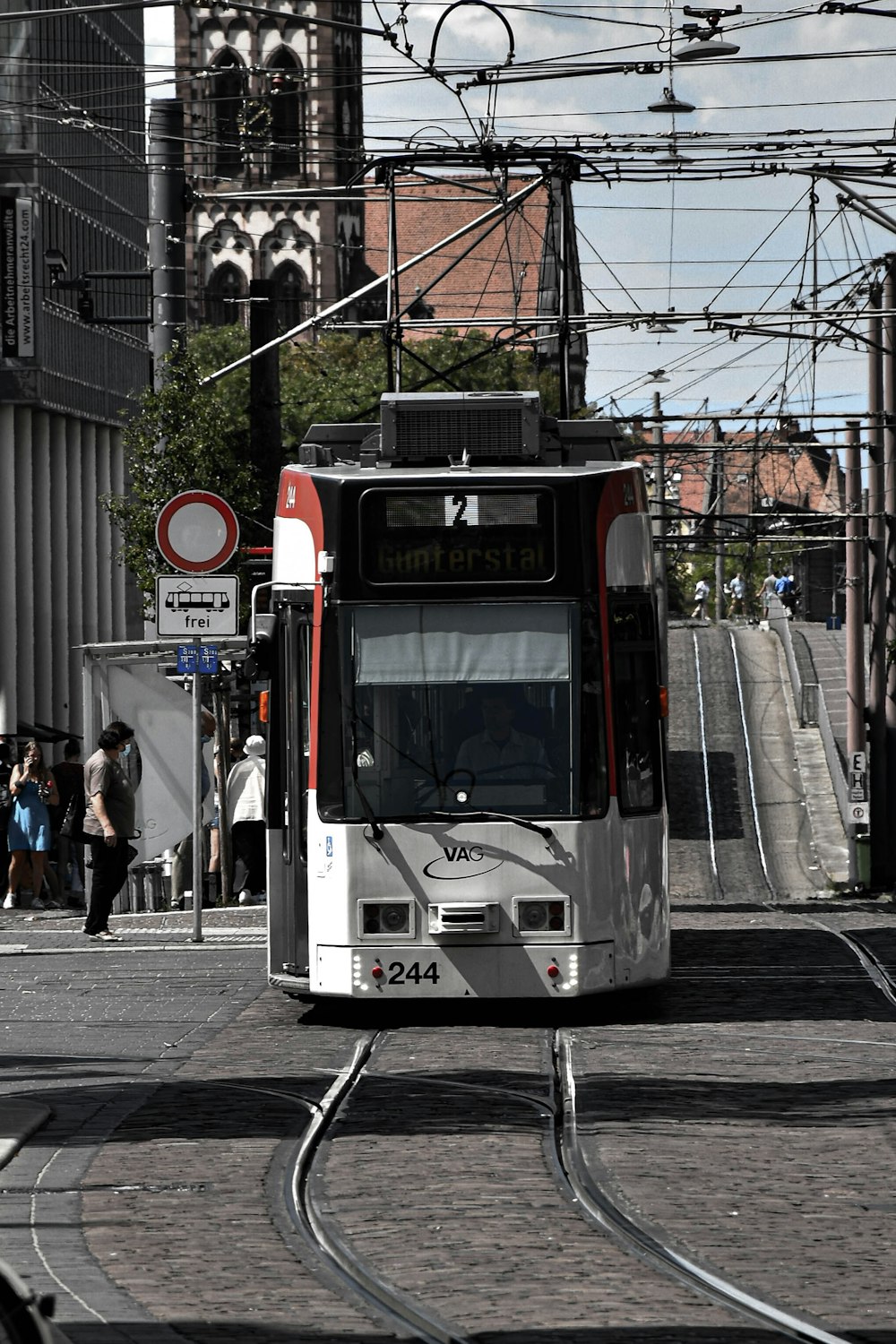 un autobus de transport en commun dans une rue de la ville