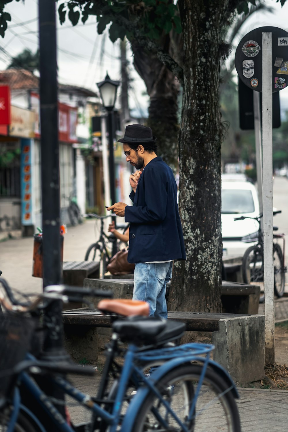 um homem de pé ao lado de um monte de bicicletas estacionadas