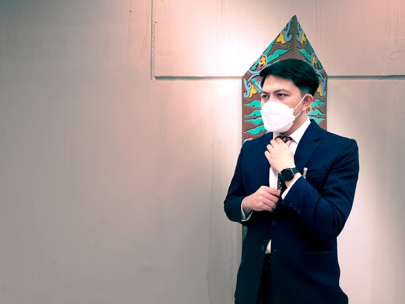 Elegancki sugar boy z mikrofonem na evencie