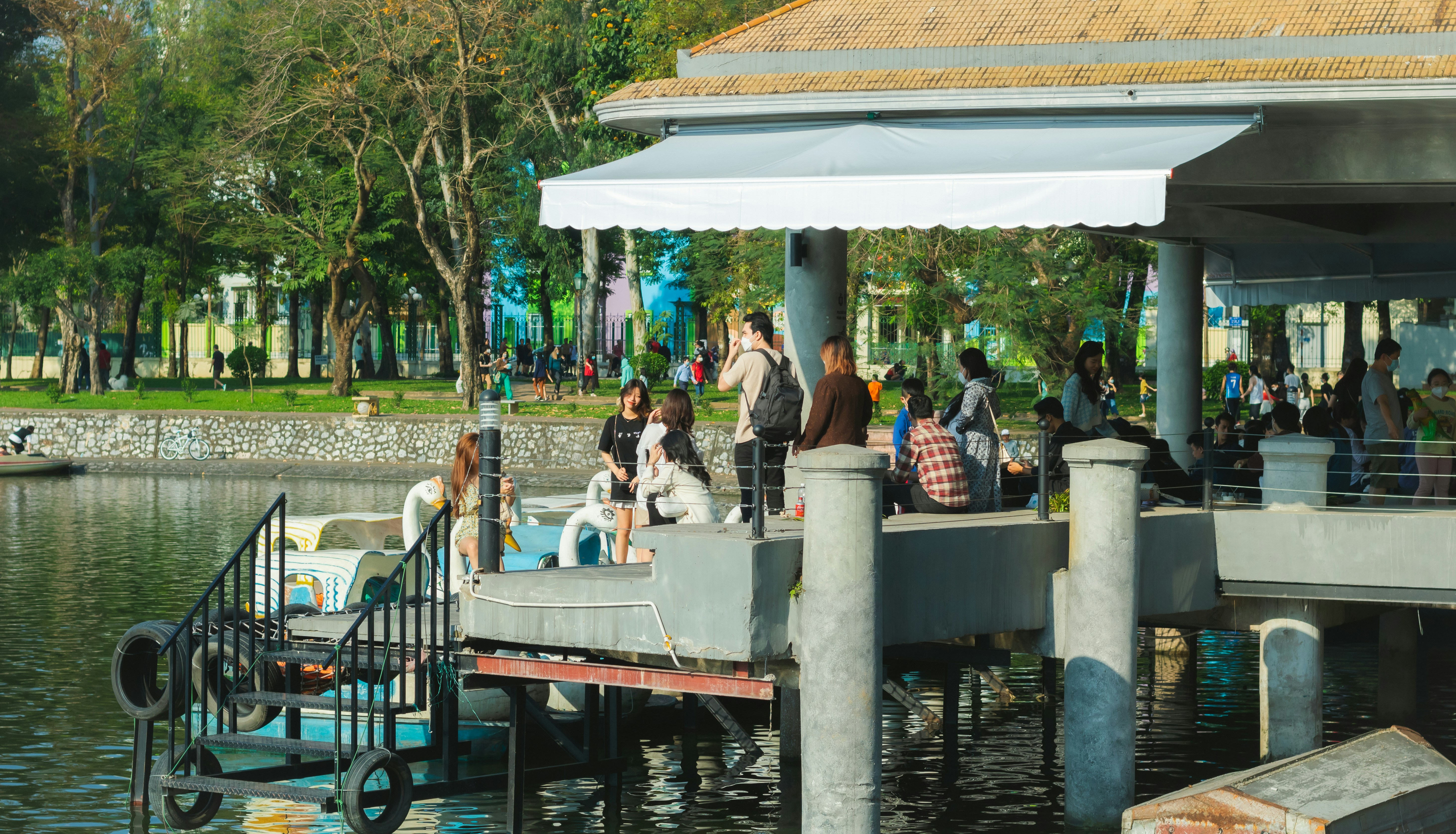 of people enjoying the Lakefront Trail or dining outdoors in Streeterville - apartments for rent in streeterville il