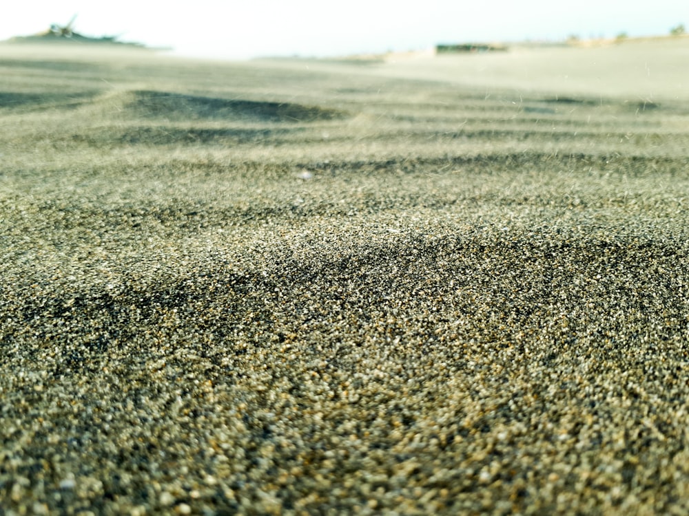 Eine Nahaufnahme einer Sanddüne mit blauem Himmel im Hintergrund