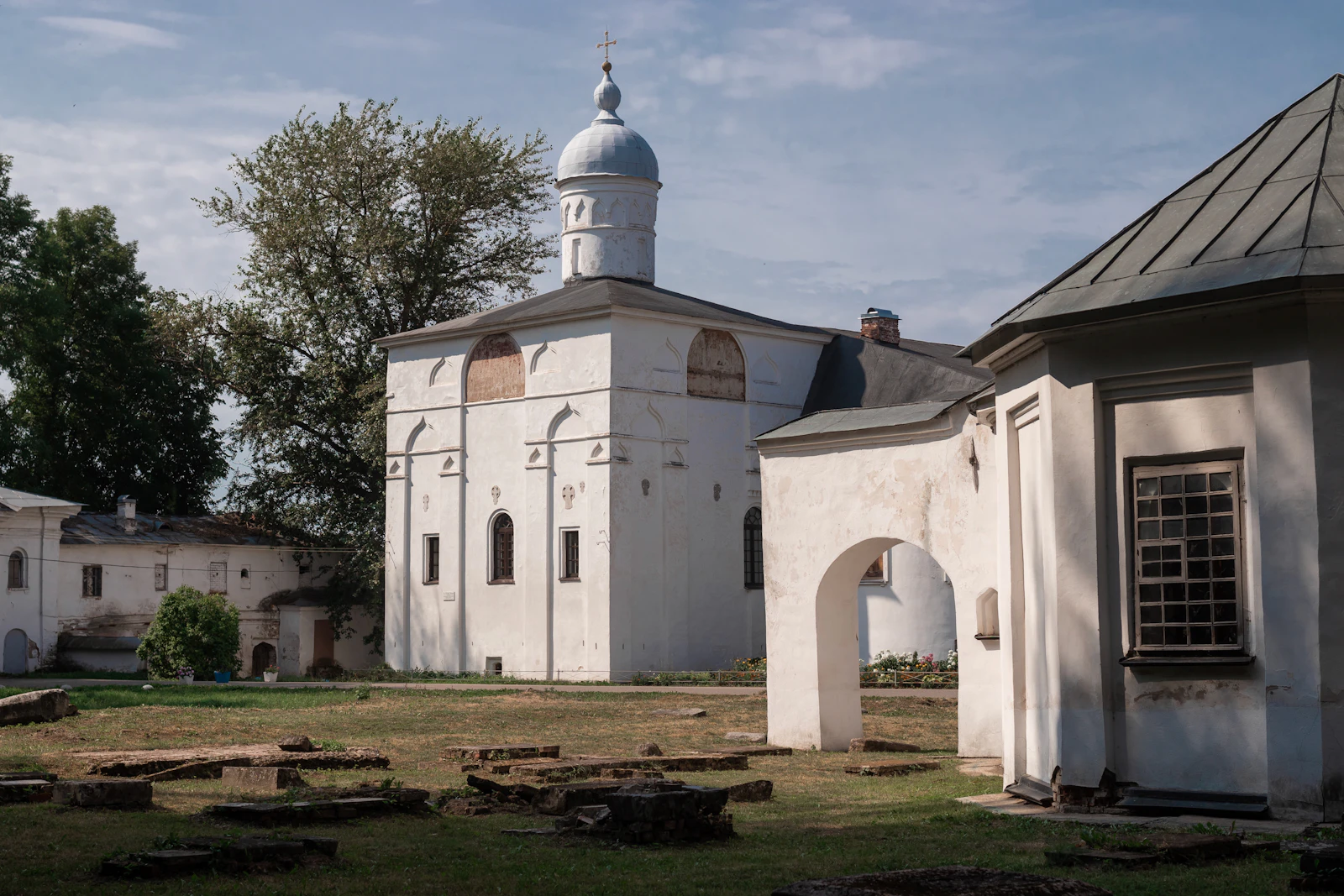 A whitewashed medieval church and its gate — Veliky Novgorod, Russia