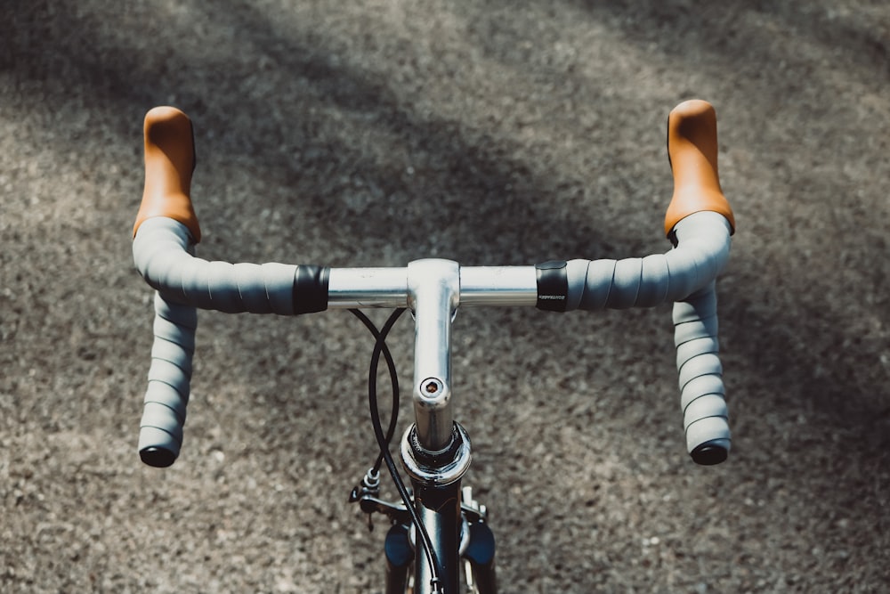a close up of the handle bars on a bicycle