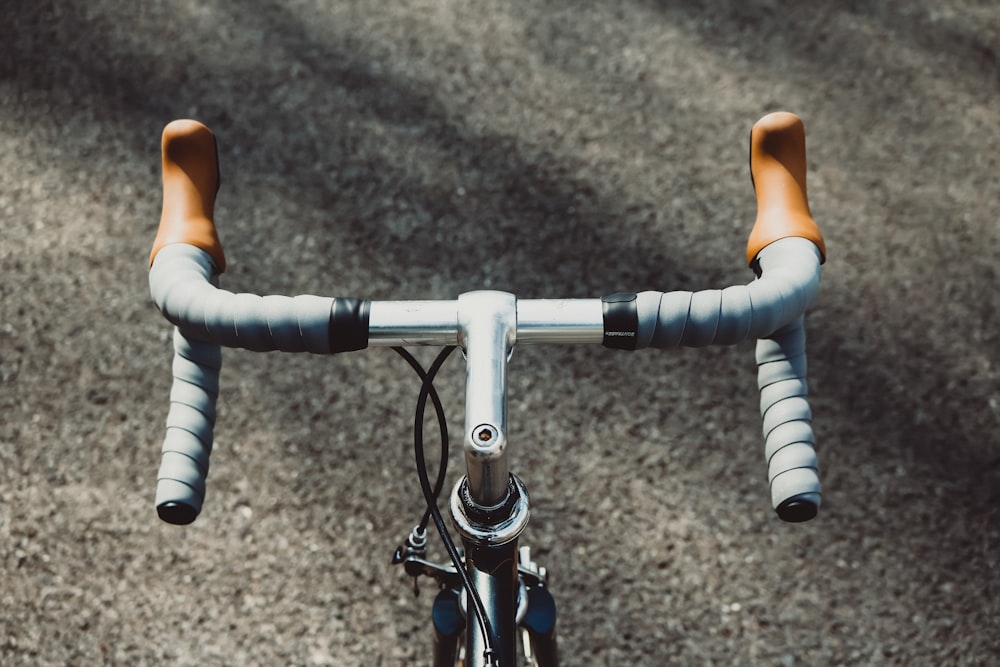 eine Nahaufnahme des Lenkers am Fahrrad