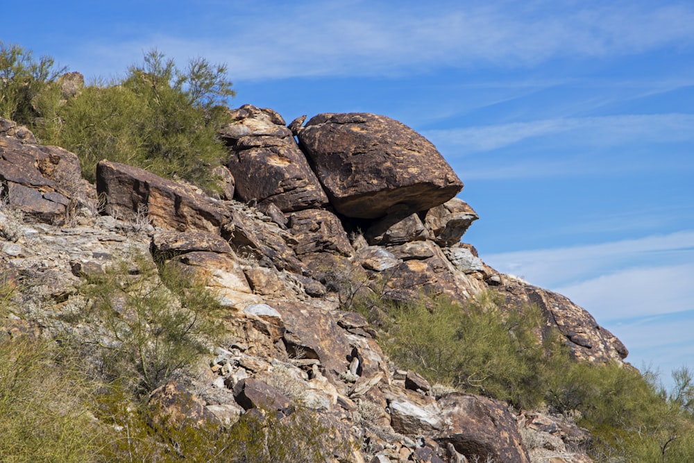 une grande formation rocheuse sur le flanc d’une montagne