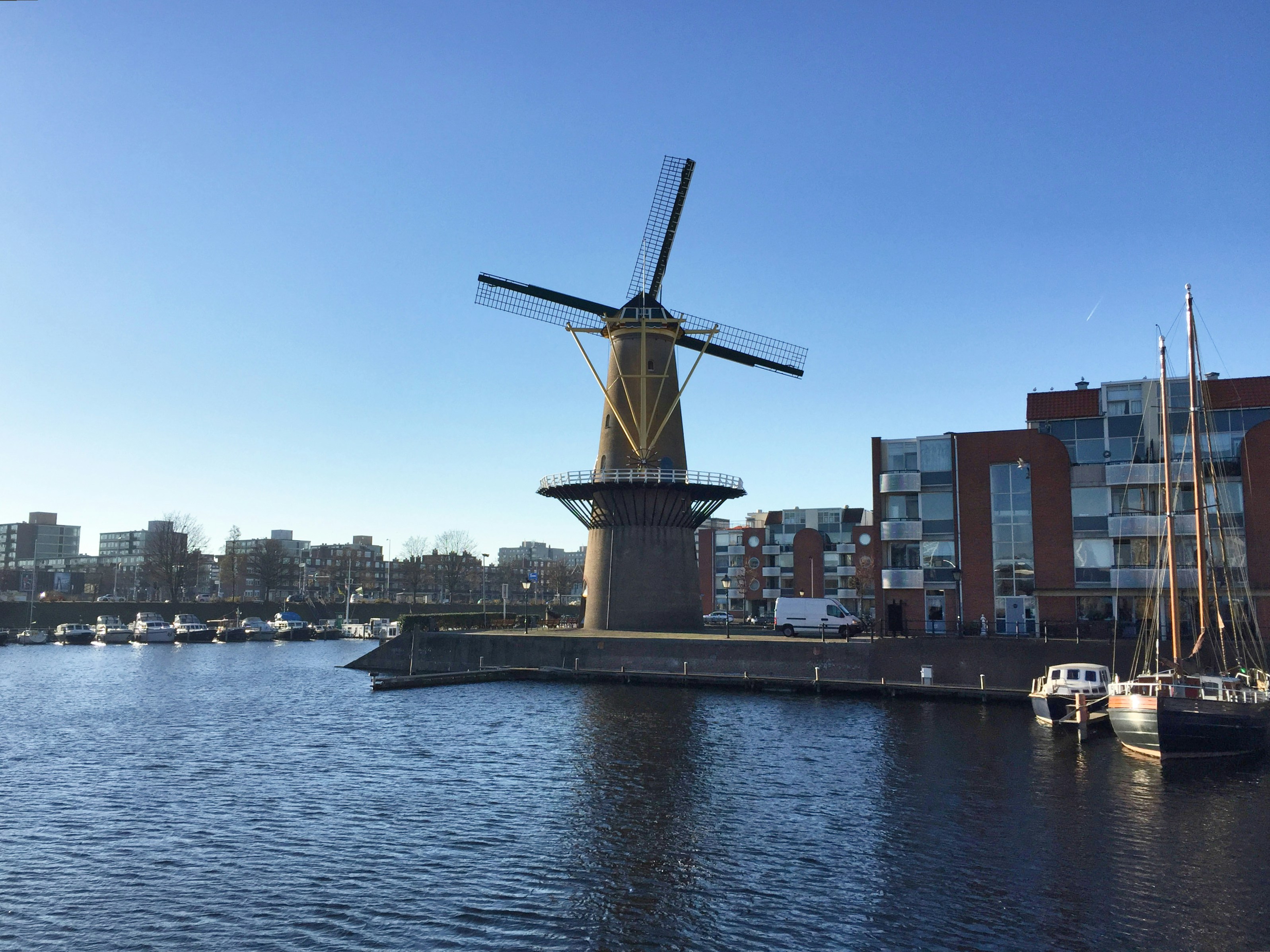 Hollanda'da modern bir ofis ortamında çalışan mühendisler ve deneyim seviyelerine göre maaş artışını temsil eden yükselen grafikler.