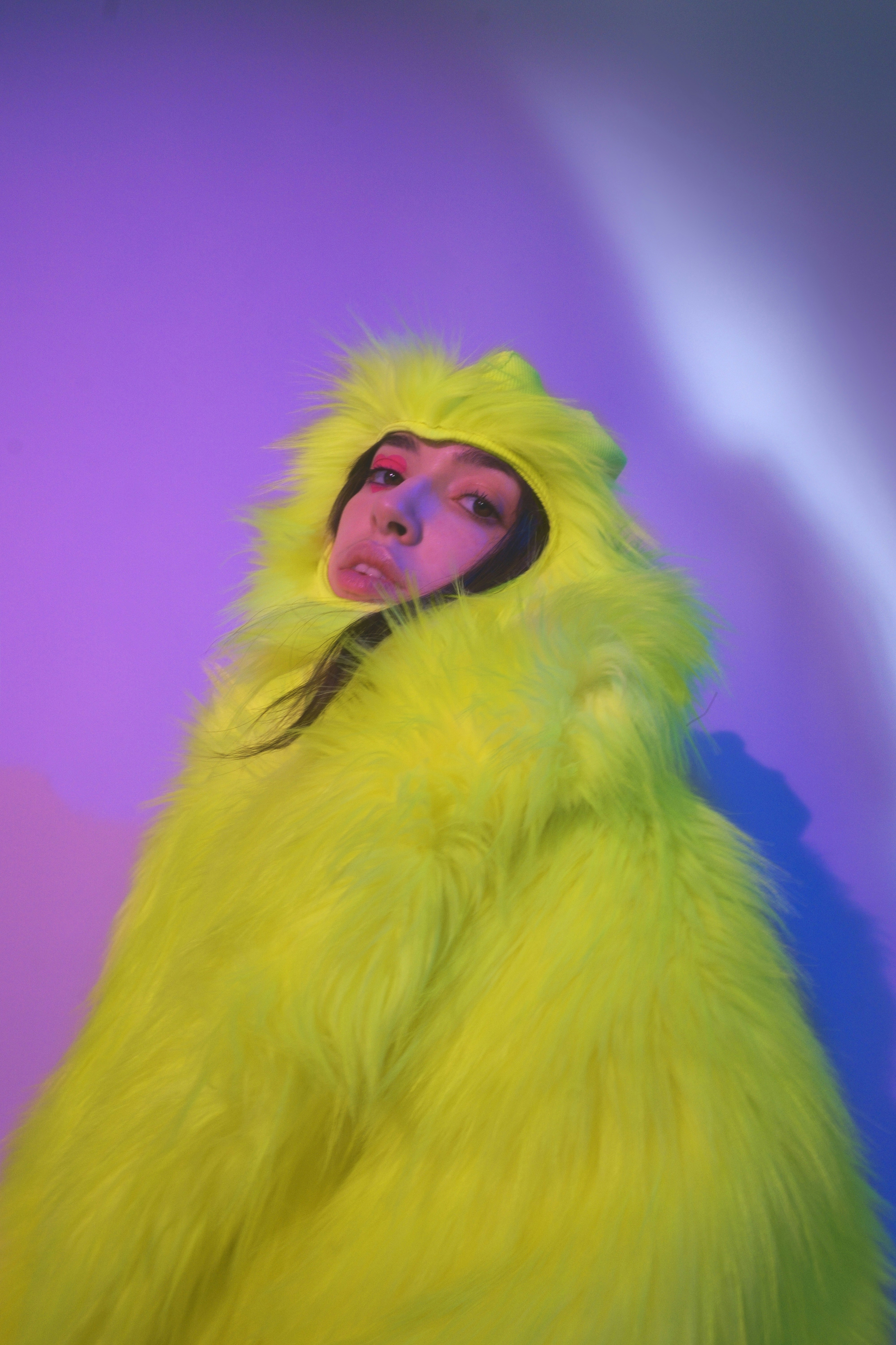 明るい黄色の服を着た女性