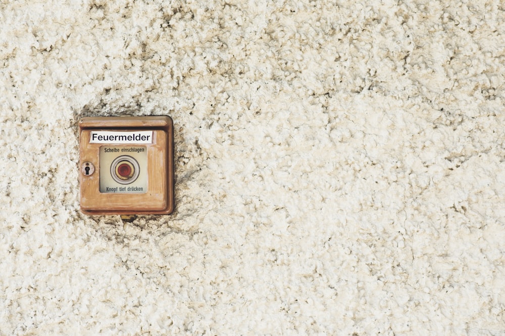 Eine altmodische Kamera auf einem weißen Teppich