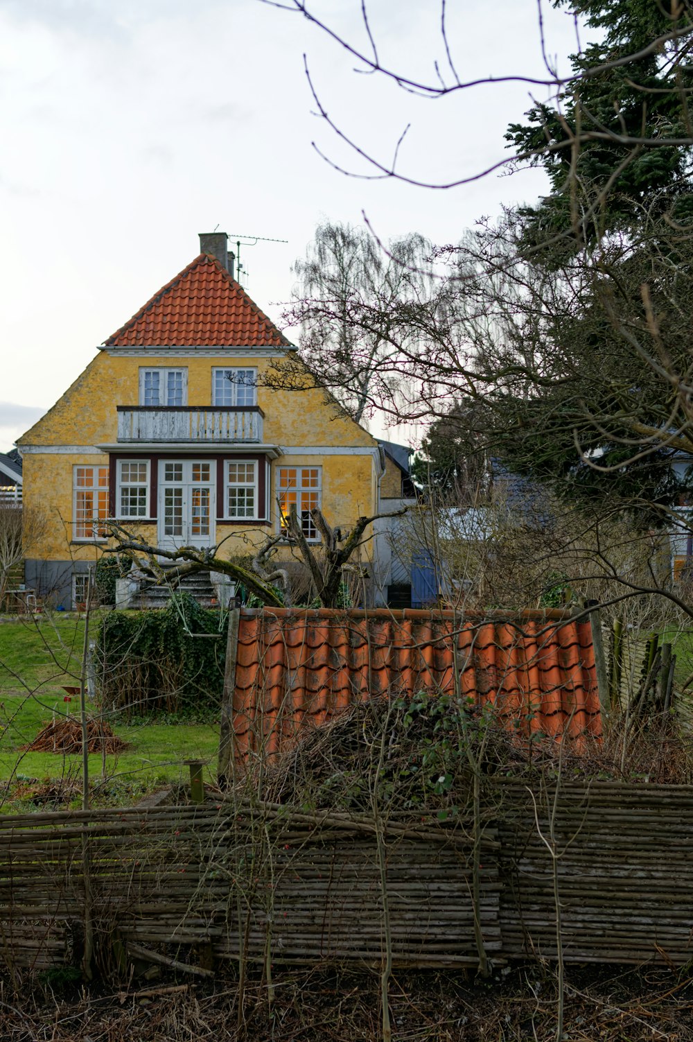Ein gelbes Haus mit rotem Ziegeldach