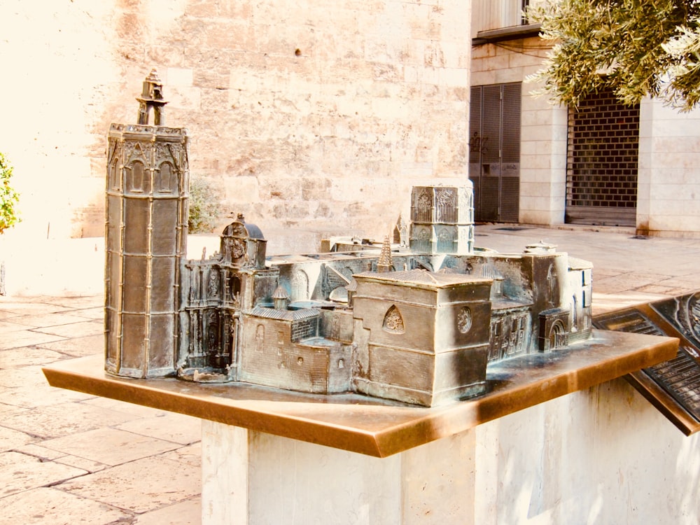 Una escultura de un castillo en una mesa afuera