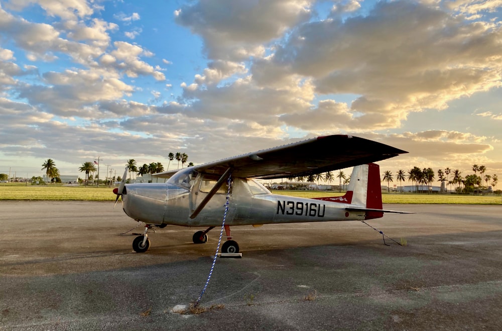 Un piccolo aeroplano seduto sulla cima di una pista dell'aeroporto