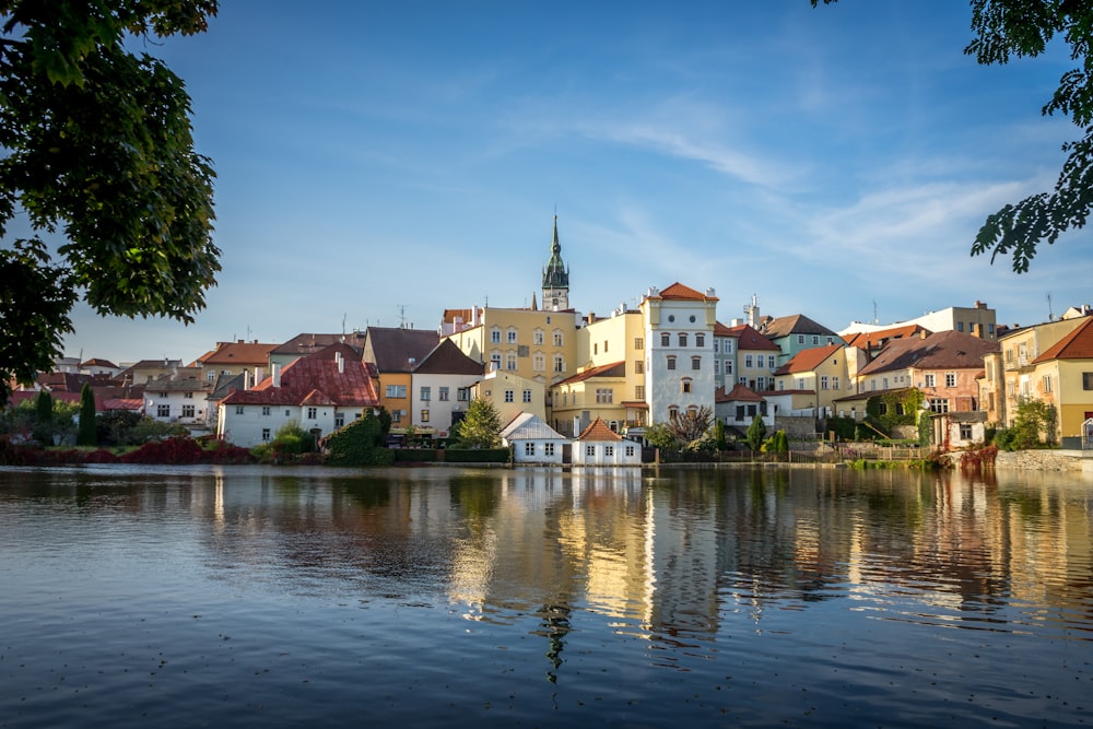 Une ville avec un lac devant elle