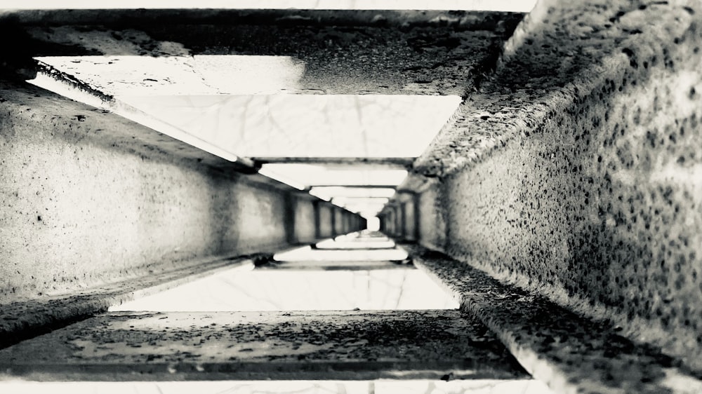 Una foto en blanco y negro de una pasarela de concreto