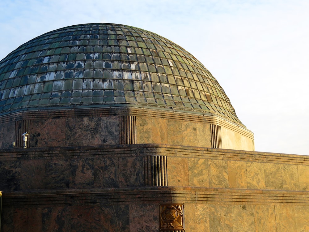 un grande edificio con una cupola in cima