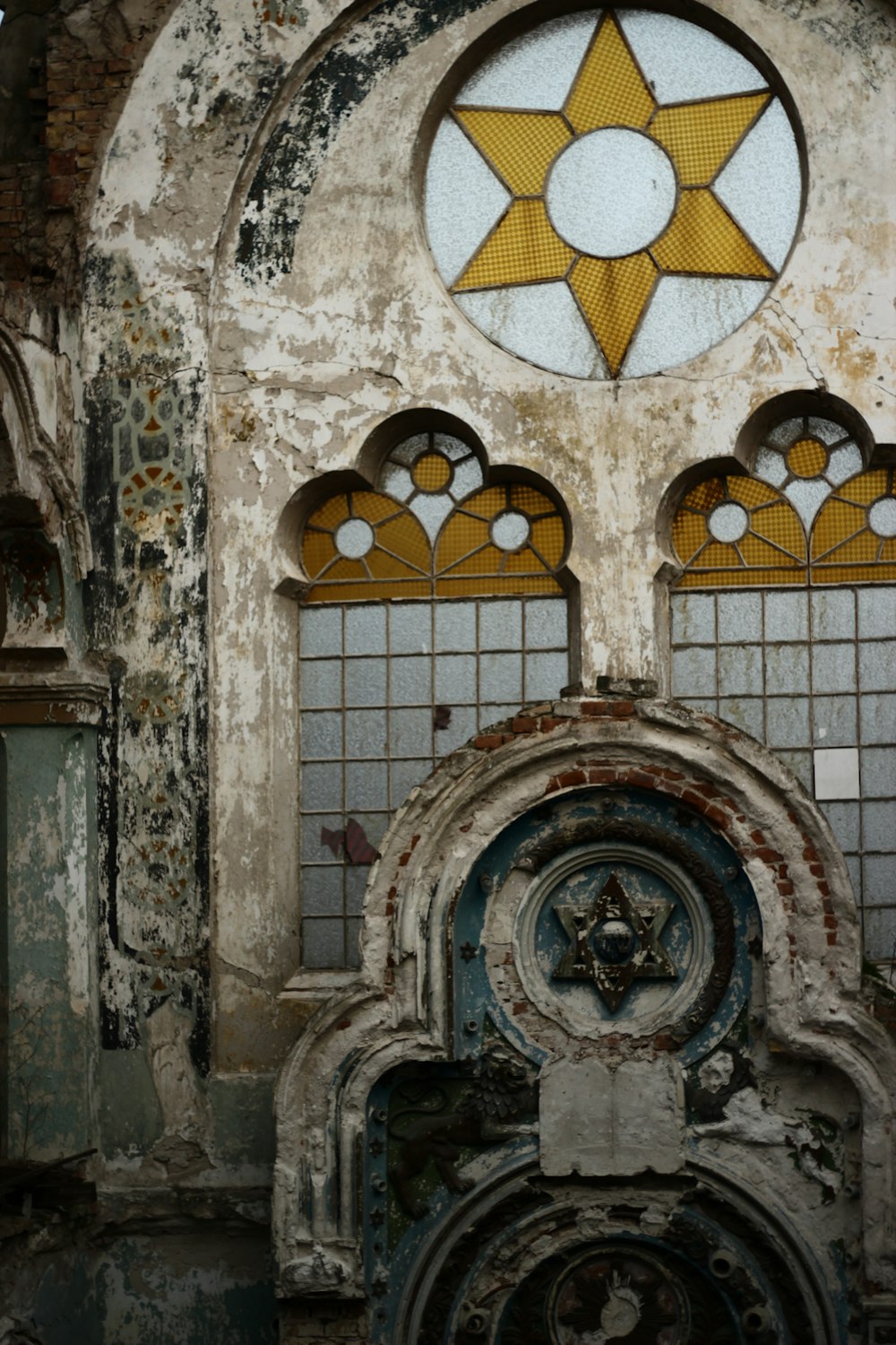 ステンドグラスの窓と壁に星が描かれた古い建物