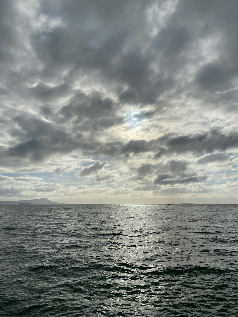 una gran masa de agua bajo un cielo nublado