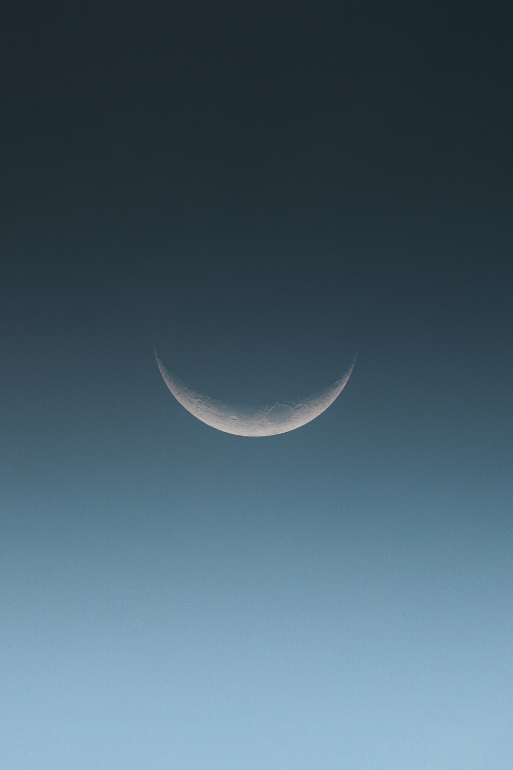 Eine Mondsichel ist am Himmel zu sehen