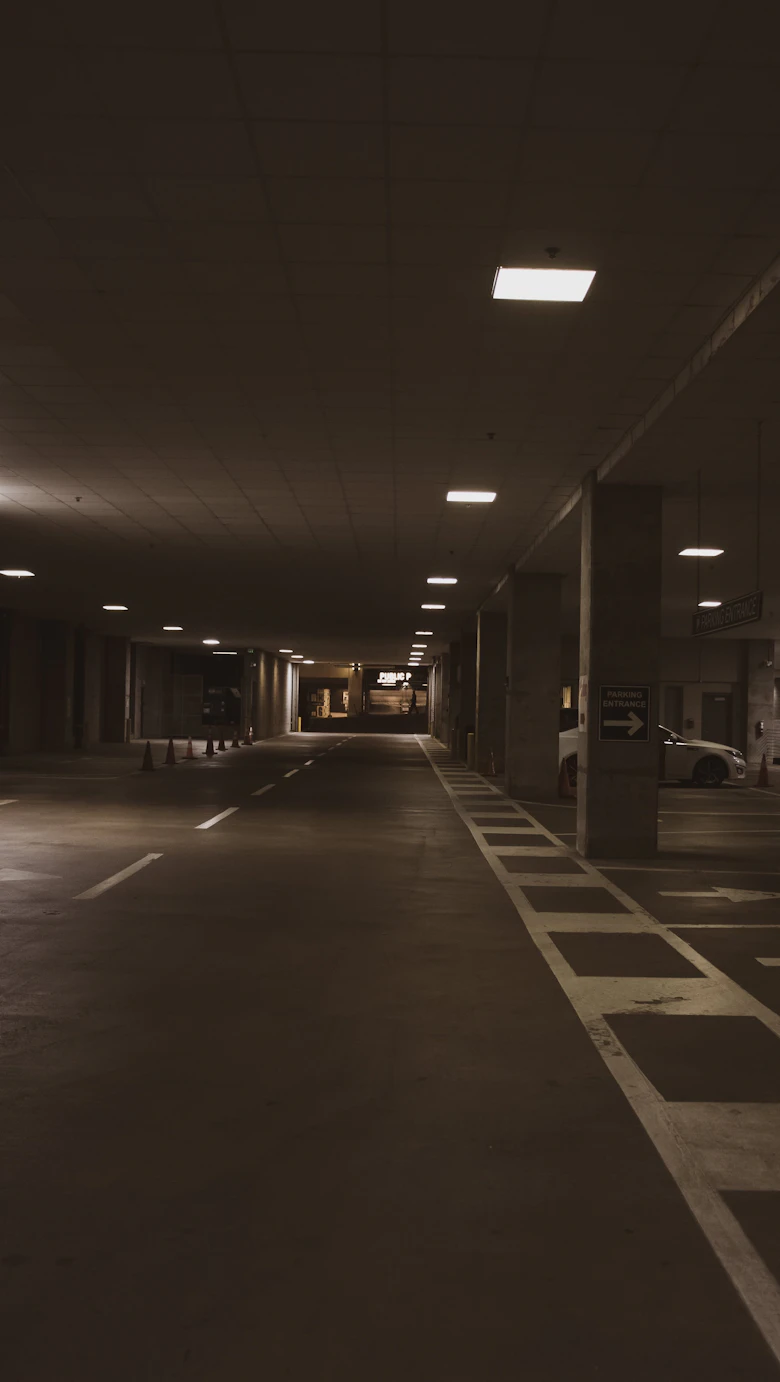 Leere Tiefgarage bei Nacht