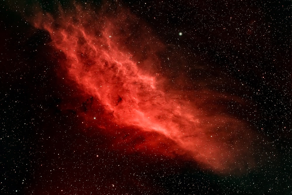 um grande objeto vermelho no meio de um céu noturno