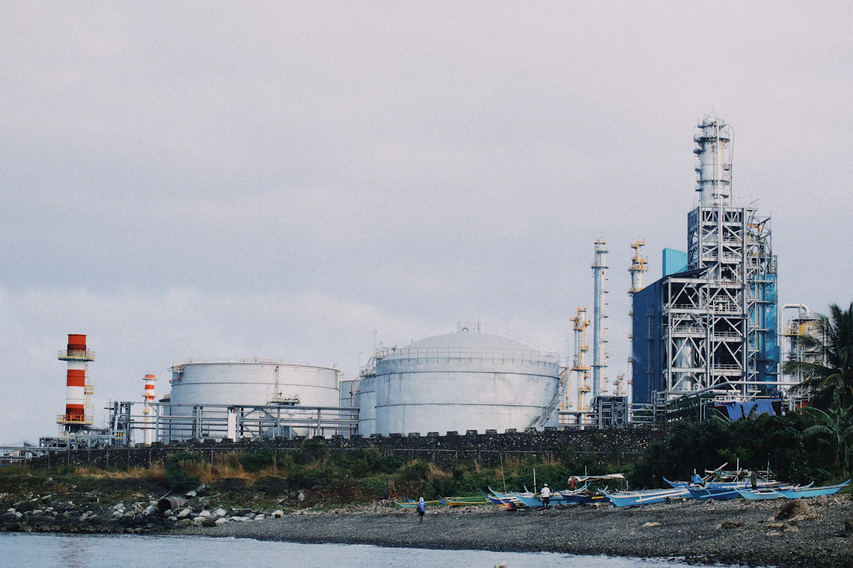 Planta industrial de tratamiento junto al agua