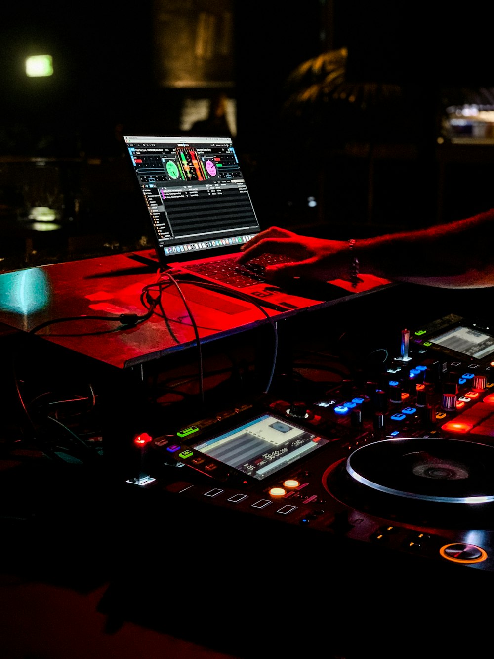 Un DJ che mixa musica davanti a un laptop